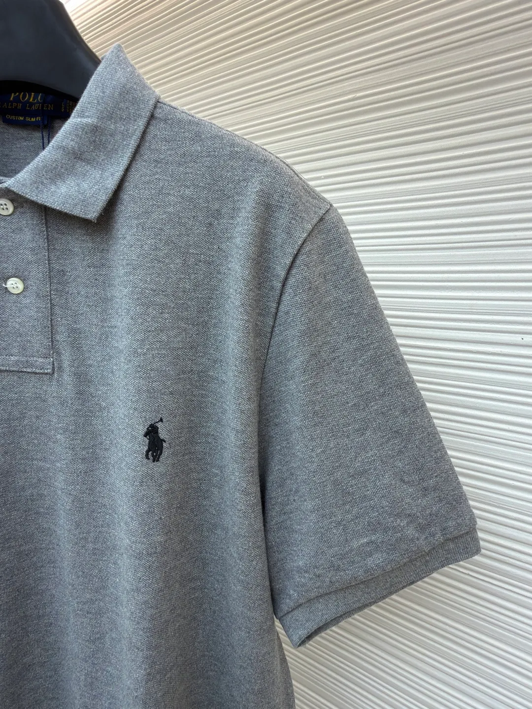 Ralph Lauren embroidered logo Polo shirt ●Original version: Purchased and developed for 1290 ●Item number: 1682566-A15 ●Material: piqué cotton fabric ●Technology: embroidery production ●Color: gray ●Version: Fitted version ●Weight: about 280 grams ●Size: S-M-L-XL ●Description: Customized piqué cotton sateen, compact and delicate, comfortable and skin-friendly, elegantly presented with a touch of deep black The iconic white pony embroidery is like a smart musical note dancing on the black canvas. It is simple but highly recognizable. It is a versatile artifact in the wardrobe. It has a very simple shape and contains the soul of fashion. It adopts imported machine embroidery technology. It uses advanced computer control systems and precision mechanical parts to realize the iconic pony embroidery operation with high precision. The lines are smooth and delicate, and the fabrics have been washed. It has a better hand feel and texture. It is not easy to deform, not easy to shrink, not easy to fade, and maintains long-term beauty. The overall wiring is straight and delicate, the fabric is comfortable and soft, and the color is consistent without color difference. It can be matched with the same style to create a fashionable look and control various occasions. Customized accessories, complete with three standards, same style for men and women!